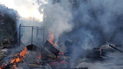 Ditinggal Pemilik, Rumah di Orobua Mamasa Ludes Terbakar