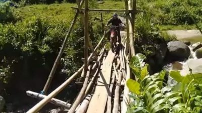 Bermaterial Seadanya, Kondisi Jembatan Menuju Desa Periangan Dikeluhkan