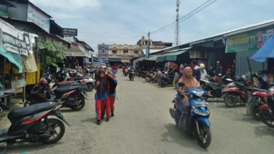 Aura Ramadhan Mulai Terpancar, Pasar Tradisional Topoyo Padat Pengunjung