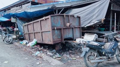 Sampah Berbau Busuk di Pasar Tradisional Topoyo  Dikeluhkan Pedagang