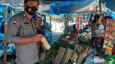 Bhabinkamtibmas Polsek Mamasa Pantau Ketersediaan Minyak Goreng