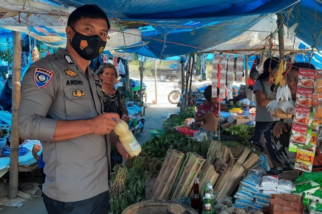 Bhabinkamtibmas Polsek Mamasa Pantau Ketersediaan Minyak Goreng