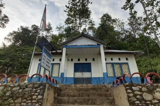 Perangkat Desa Sendana, Kecamatan Mambi, Kabupaten Mamasa, Provinsi Sulawesi Barat, layangkan surat sanggahan kepada Kepala Desa Sendana.