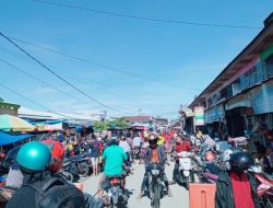 Berburu Kebutuhan Lebaran, Pasar Tradisional Topoyo Dipadati Pengunjung