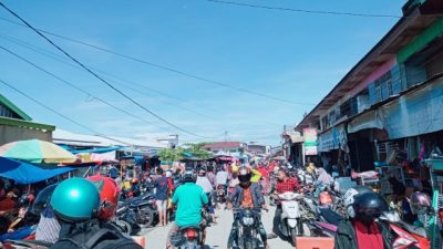 Berburu Kebutuhan Lebaran, Pasar Tradisional Topoyo Dipadati Pengunjung