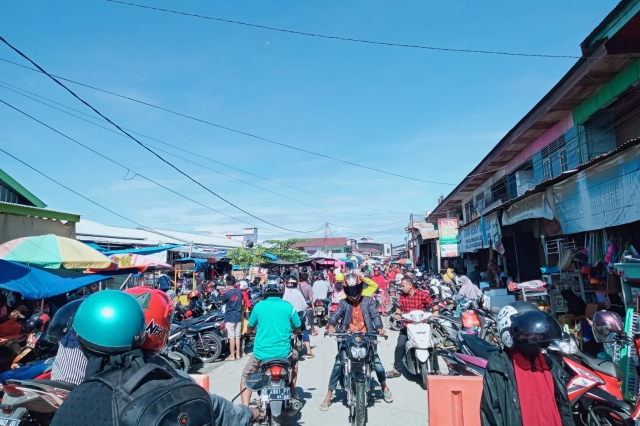 Berburu Kebutuhan Lebaran, Pasar Tradisional Topoyo Dipadati Pengunjung