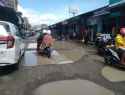 Becek dan Berlubang, Ruas Jalan di Pasar Topoyo Mateng Dikeluhkan