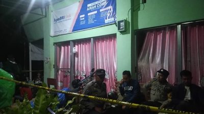 Hingga Malam Ini, Personil Kepolisian Masih Tampak Dilokasi Dibunuhnya Pasutri di Aralle