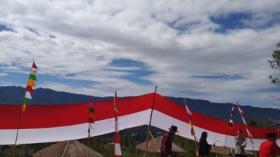 Bendera Merah Putih Terpanjang Membentang di Pegunungan Mamasa