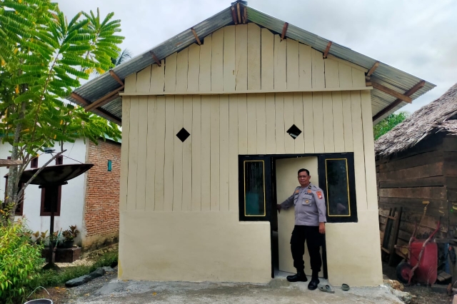 Kapolda Sulbar Bedah Rumah Warga Topoyo Mateng