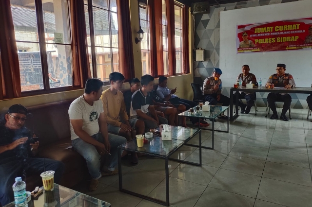 Kepolisian Sektor Pancarijang, Polres Sidrap, Polda Sulawesi Selatan, menggelar Jum'at Curhat kepada sejumlah masyarakat di wilayah hukumnya.