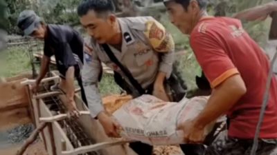 Polisi di Mateng Bantu Warga Kerjakan Rumah Ibadah