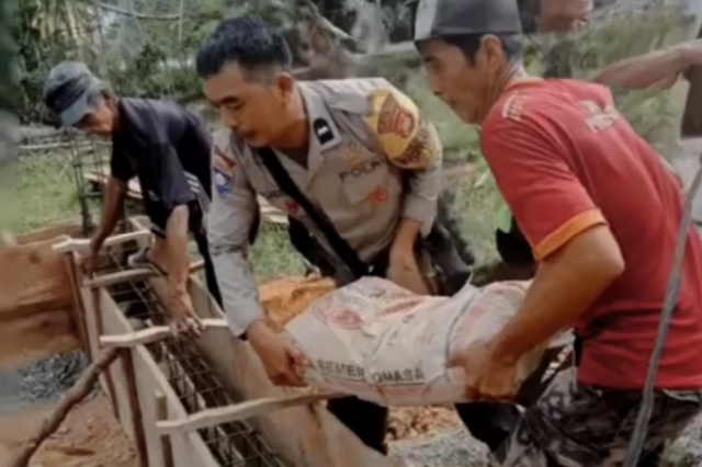 Polisi di Mateng Bantu Warga Kerjakan Rumah Ibadah