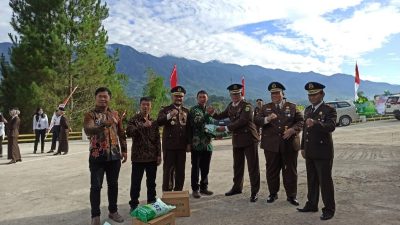 Kejaksaan Negeri Mamasa Berikan Bantuan Pupuk Organik Kepada Petani Binaan