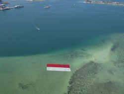 Rayakan HUT ke-78 RI, Mapala 45 Makassar Bentangkan Bendera Merah Putih Raksasa di Tengah Laut