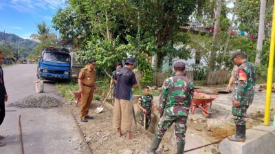 Warga Kerap Jatuh Saat Melintas, Koramil Mambi Swadaya Perbaiki Jalan