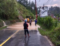 Curah Hujan Tinggi, Akibatkan Longsor Dijalan Poros Mamasa- Polman