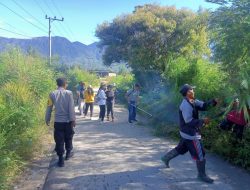 Masyarakat Bersama Bhabinkamtibmas Gotong Royong Bersihkan Jalan