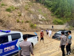 Kapolres Mamasa Turunkan Personil Berikan Bantuan Kepada Masyarakat di Lokasi Tanah Longsor