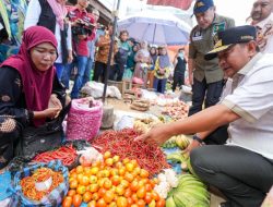 Pastikan Harga Kebutuhan Pokok Terkendali, Pj. Bahtiar Berkunjung Ke Pasar Baru Polman