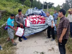 Personel Polsek Pana Kawal Penyaluran Bantuan Longsor Oleh Pj. Bupati Mamasa