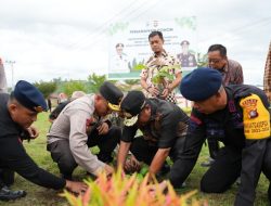 Peringatan Hari Lingkungan Hidup Sedunia, Pj Gubernur Sulbar Bahtiar Tanam Sukun di Mako Brimob Polda Sulbar