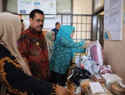 Dukung Pemberdayaan Ekonomi Masyarakat, Pj Bupati Pinrang Serahkan Bantuan Pemodalan